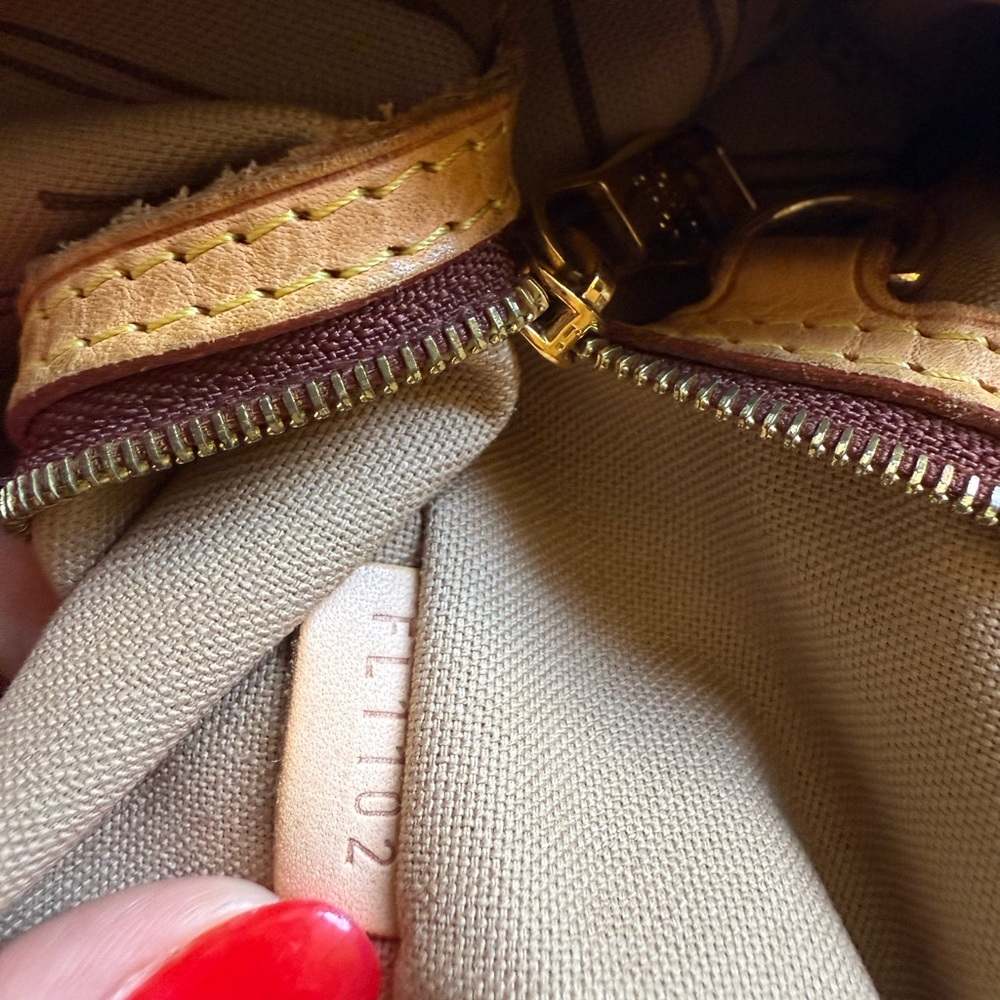 💯% Authentic Louis Vuitton large - Picture 6 of 11